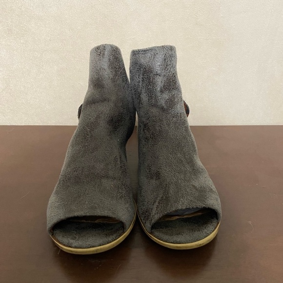 Lucky Brand LIKE NEW little girls 13 open toe buckle back stack heel bootie - Picture 6 of 8